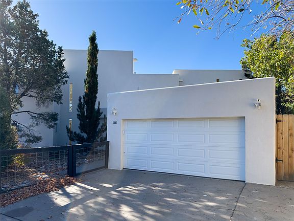 3rd image of 895 Los Pueblos St