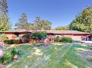 927 Hillcrest Rd, Elgin, IL 60123