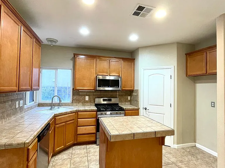 425 San Fernando St — Photo 5
