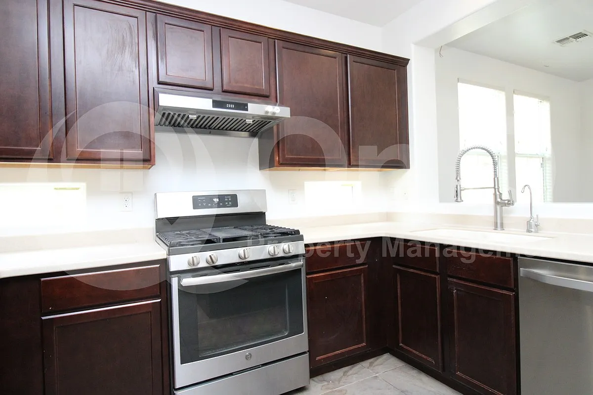 3 bed, 2.5 bath, 2248 sqft, $2,749 — Photo 4