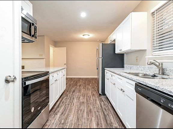 4th image of 2325 Lovell Dr