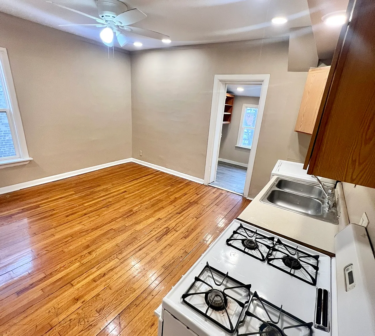 1 bed, 950 sqft, $895 — Photo 3