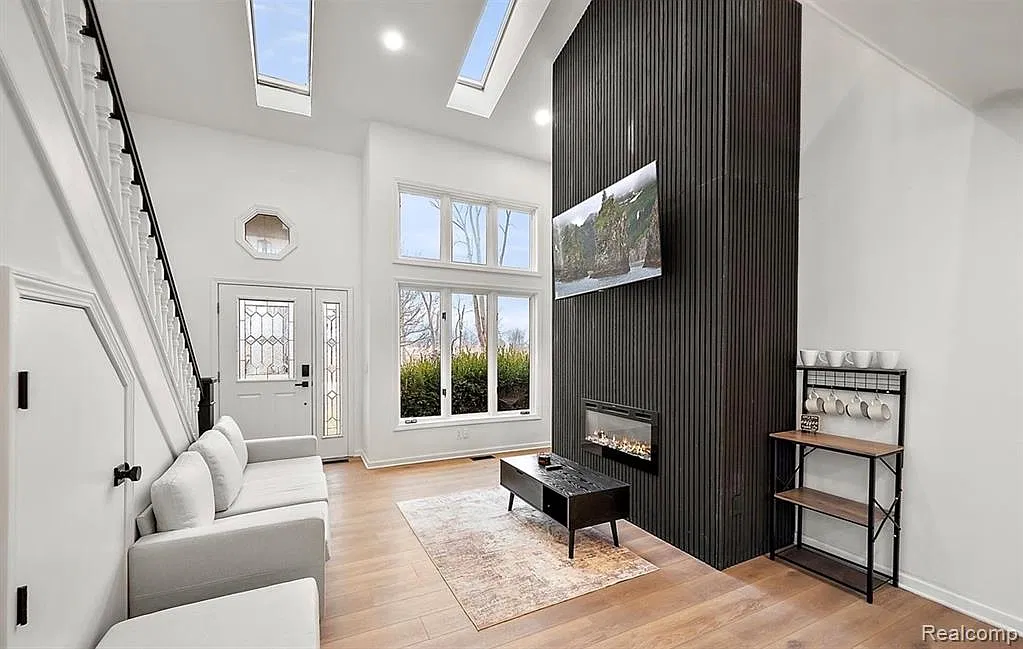 4 bed, 2.5 bath, 1632 sqft, $2,350 — Photo 2