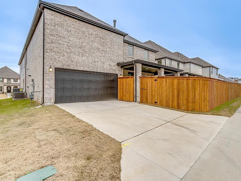 9836 Derbyshire Dr — Photo 92