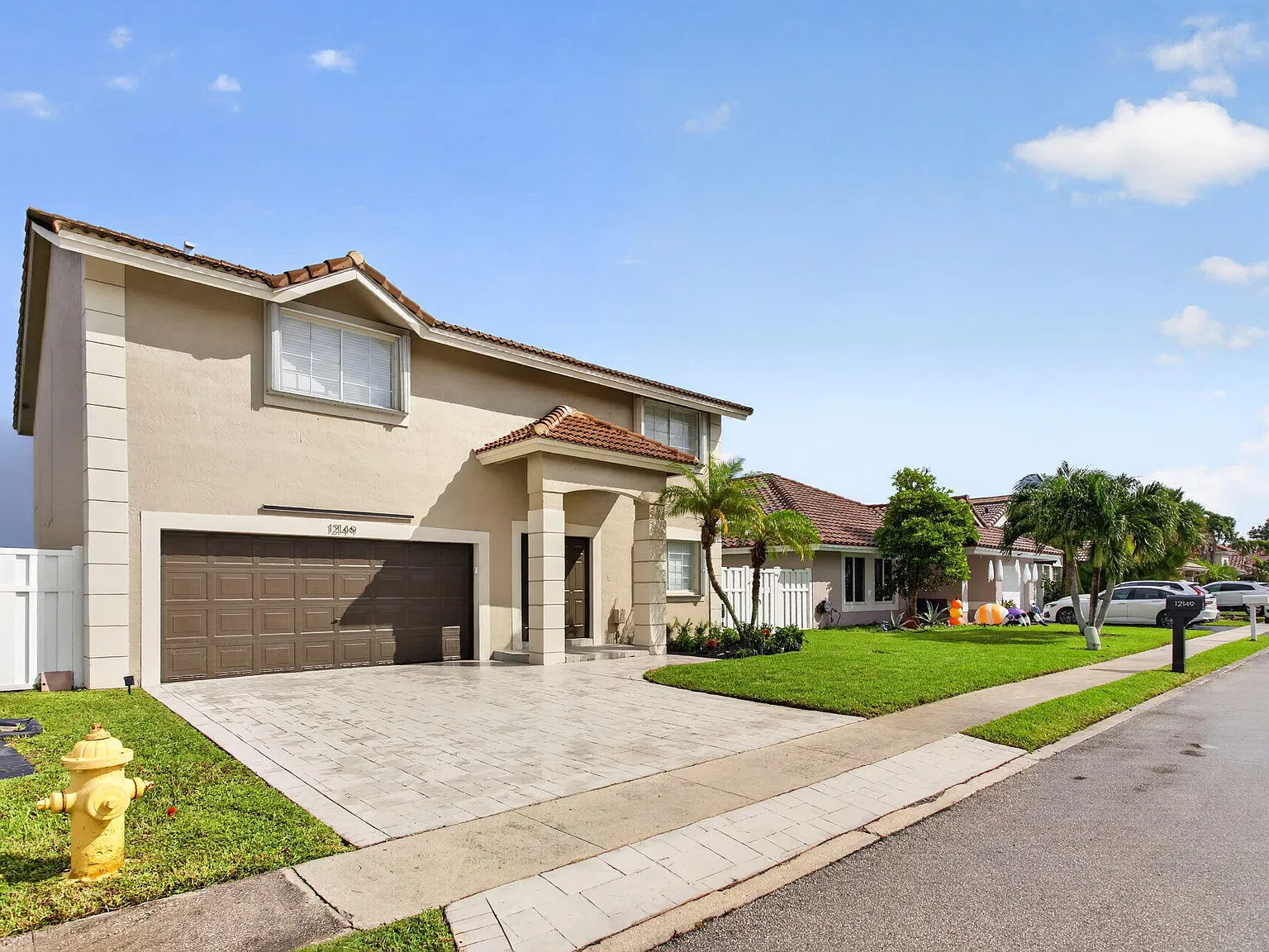 4 bed, 2.5 bath, 2820 sqft, $4,600 — Photo 2