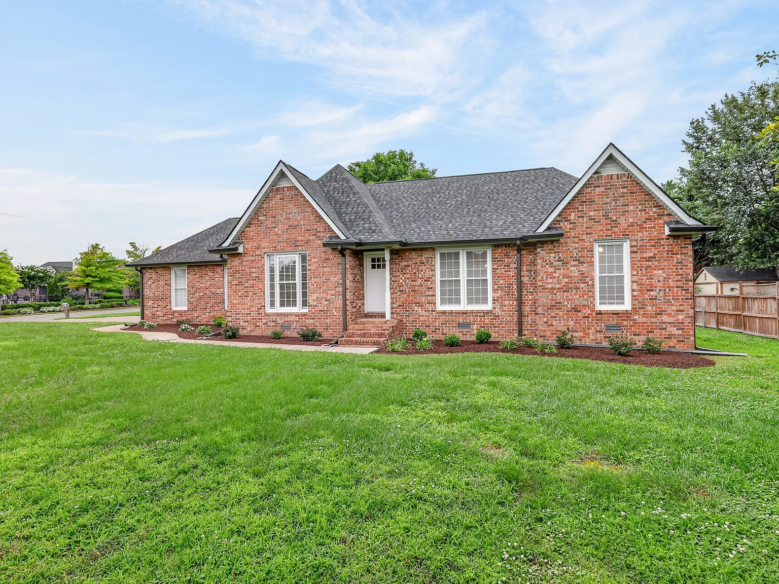 3 bed, 2200 sqft, $2,700 — Photo 3