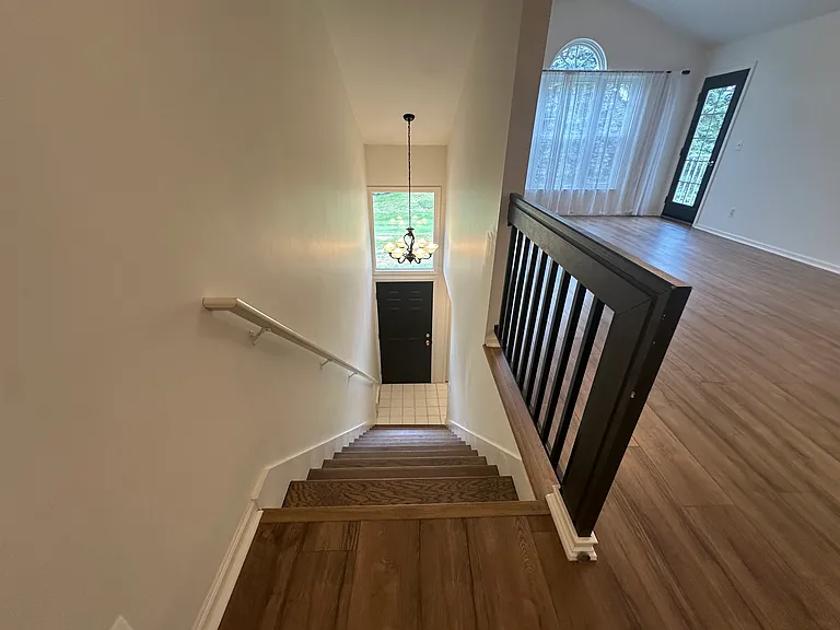 4033 Berkshire Dr — Photo 2