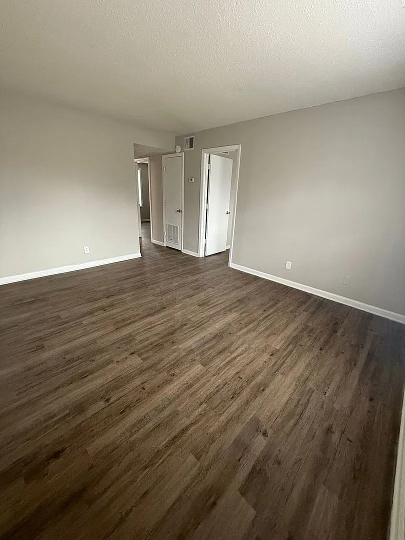 802 Riviera — Photo 4