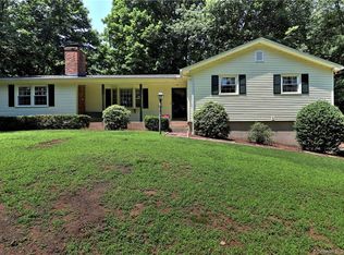 28 Buttermilk Ln, Branford, CT 06405
