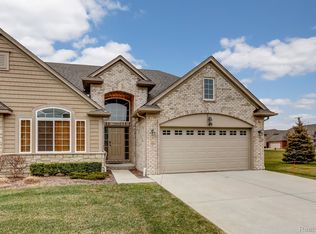 30424 S Berghway Trl W, Warren, MI 48092