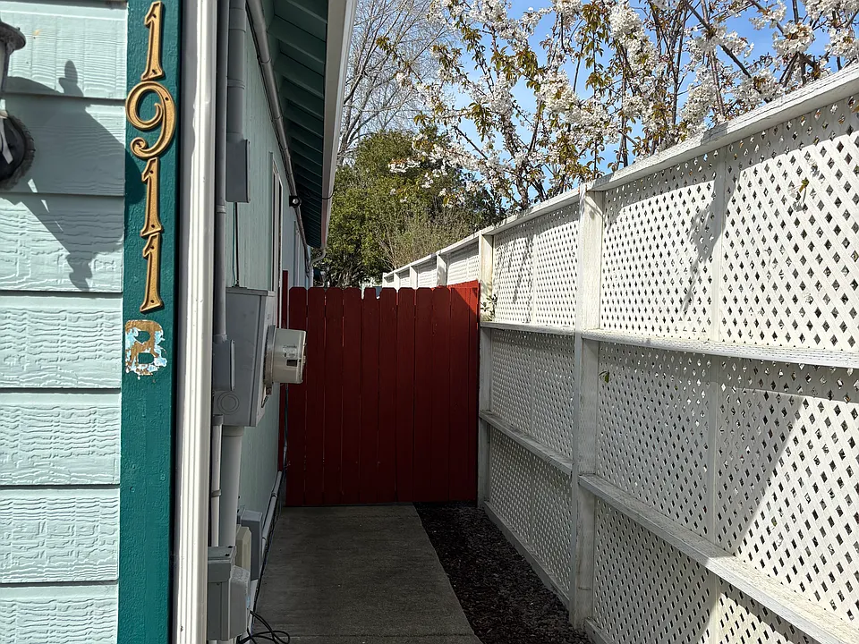 1911 28th Pl #B
