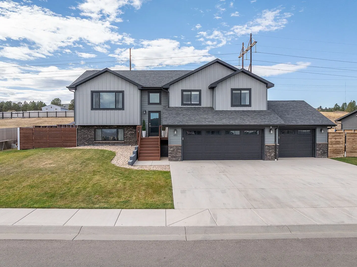 4 Bed | 3 Bath | Triple Car Garage | South | Pet Negotiable — Photo 1