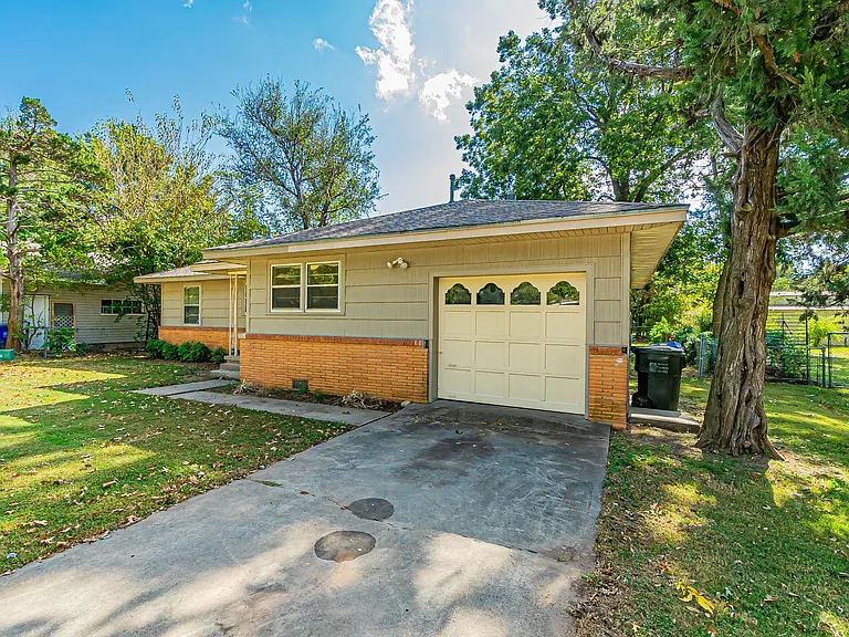 1510 Huntington Way — Photo 2