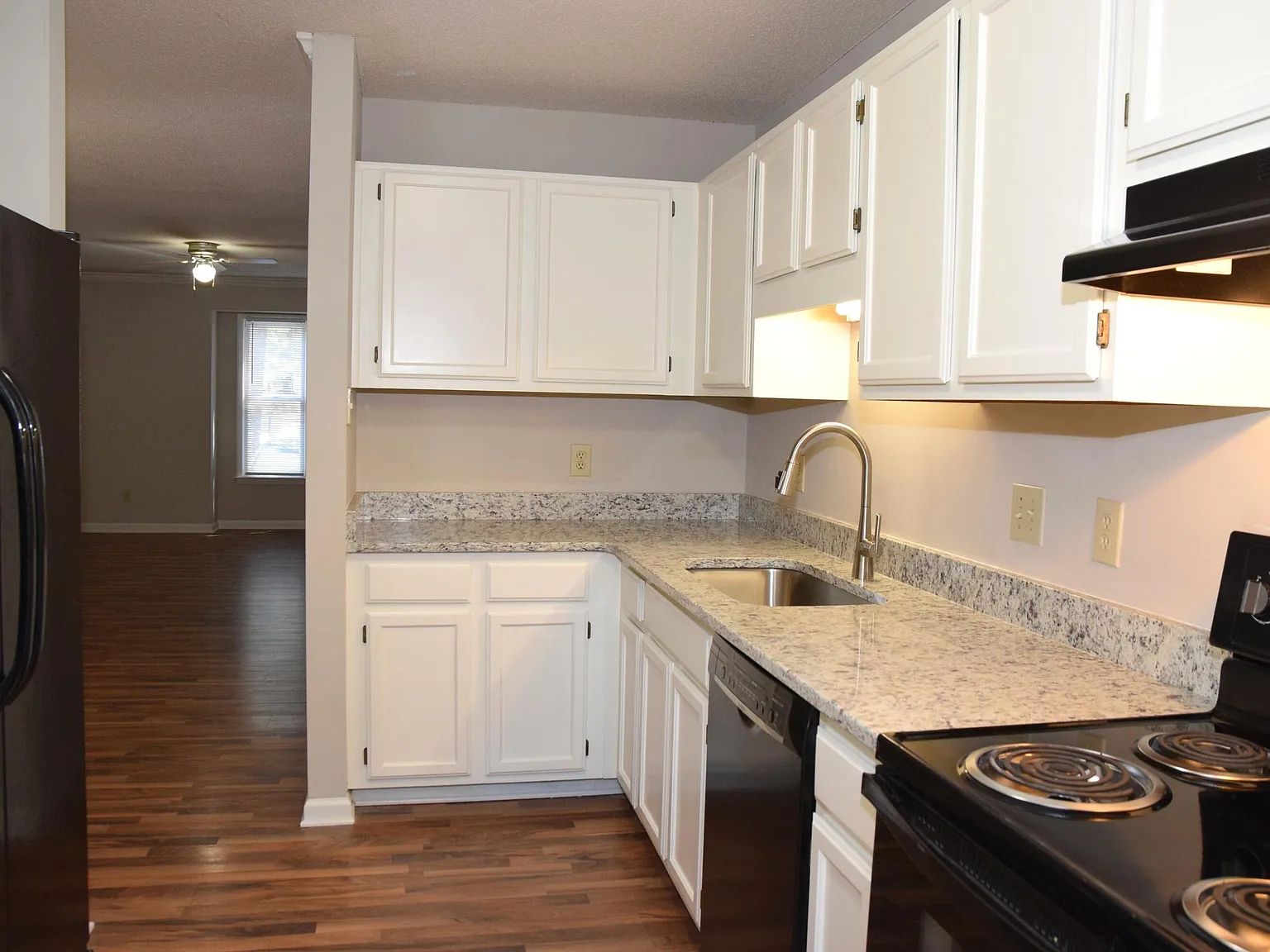 2 bed, 2.5 bath, 1112 sqft, $1,600 — Photo 4