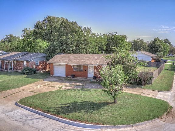 3rd image of 1037 Montgomery Cir