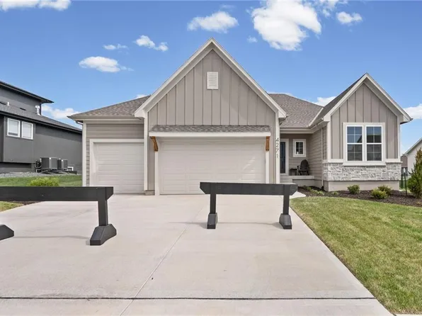 4271 Aspen Dr, Basehor, KS 66007