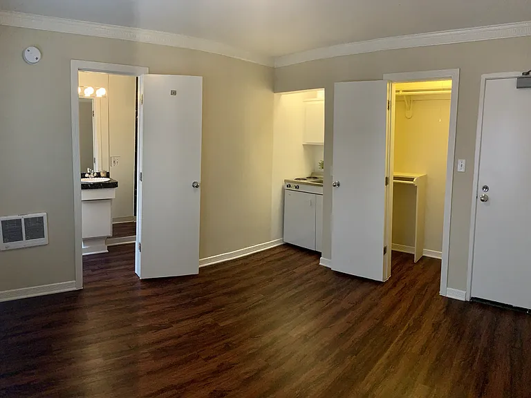 Lindbrook Manor Apartments — Photo 64