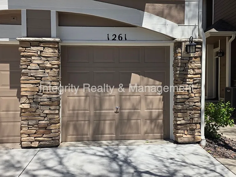 1261 Carlyle Park Cir — Photo 2