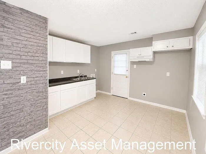 3 bed, 1.0 bath, 985 sqft, $1,035 — Photo 3