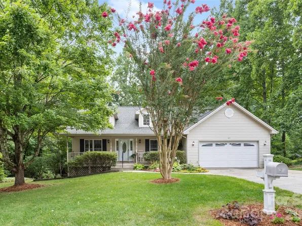 69 Red Cedar Dr, Hendersonville, NC 28792