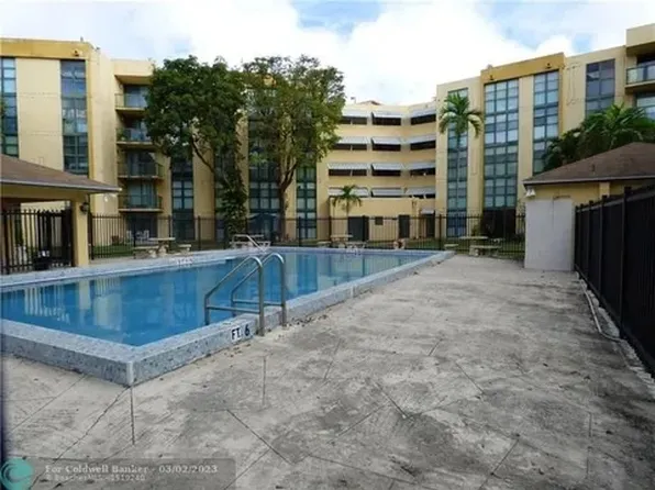 11750 SW 18th St APT 427, Miami, FL 33175