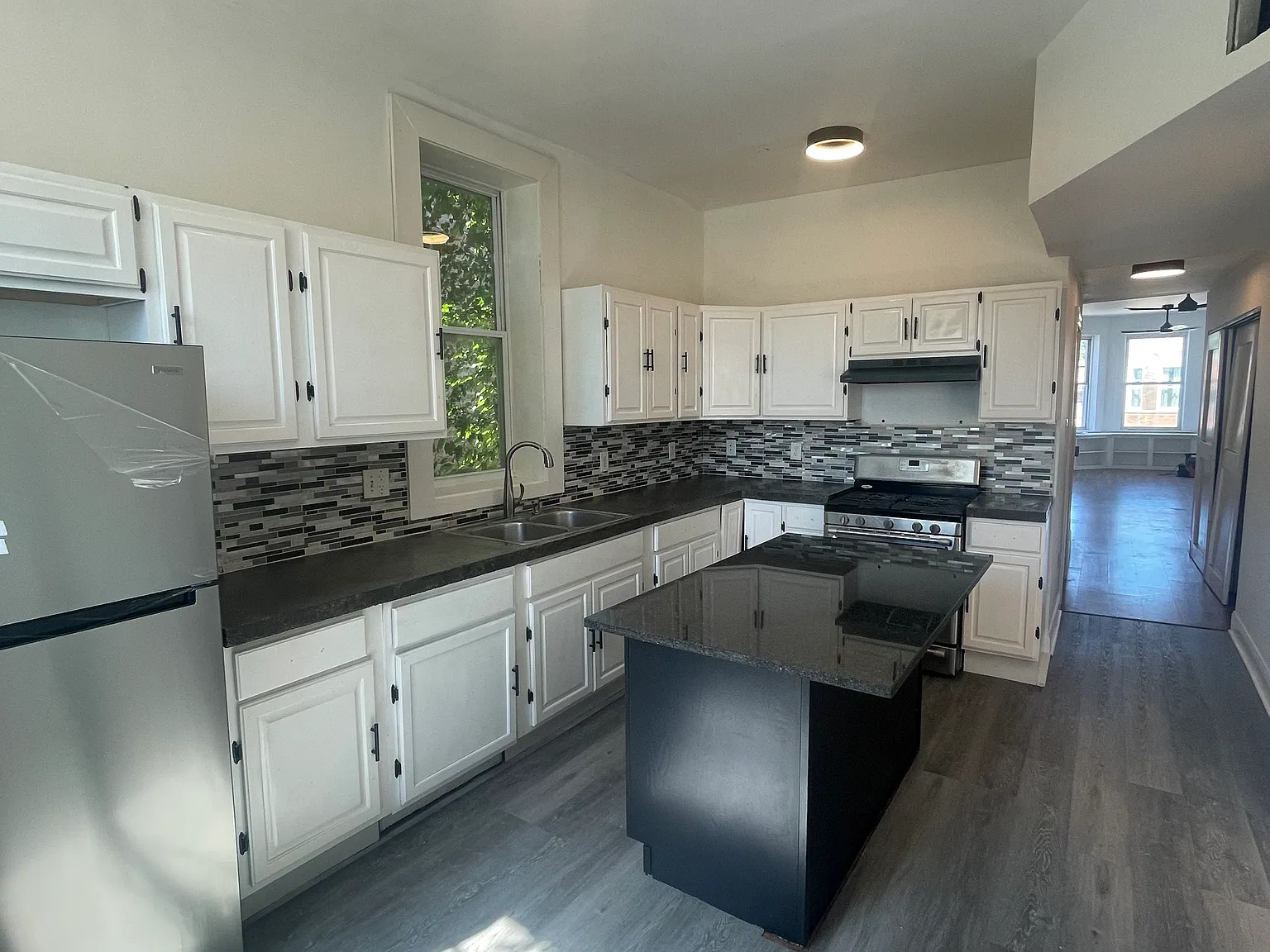 3 bed, 1300 sqft, $2,300 — Photo 3
