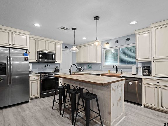 4th image of 446 Pinemont Dr