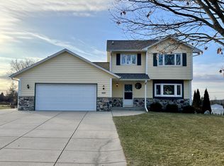 1027 Wellington Way, Hartland, WI 53029