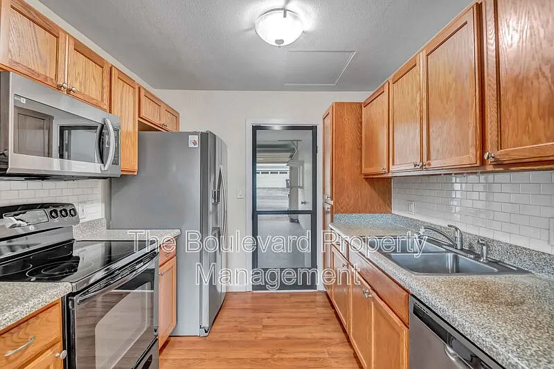 3 bed, 1.5 bath, 948 sqft, $3,850 — Photo 3
