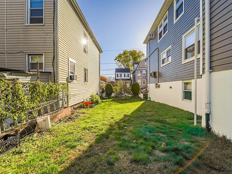 79 Hoyt St #2 — Photo 36
