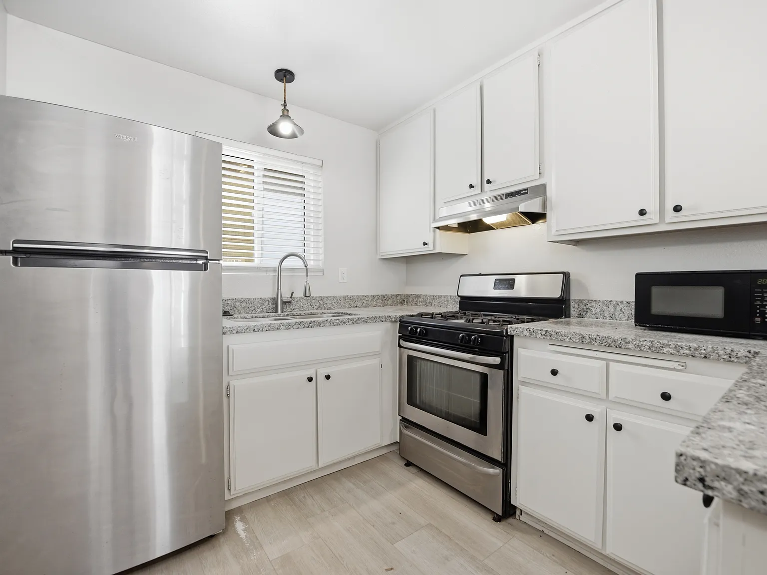 2 bed, 770 sqft, $3,195 — Photo 2