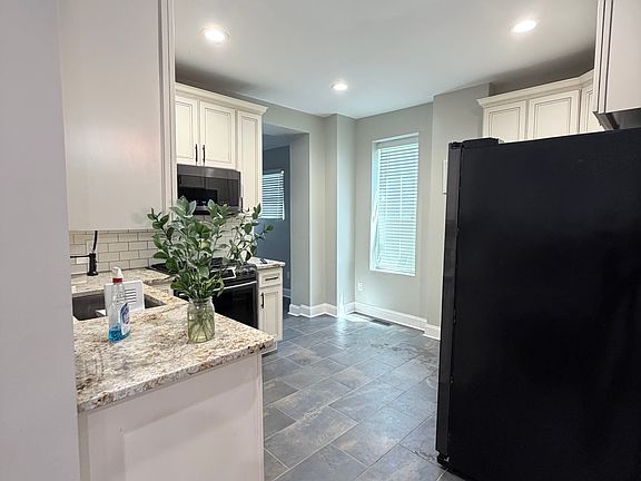 5th image of 1074 E Columbus St