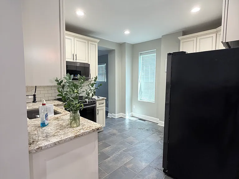 1074 E Columbus St — Photo 5