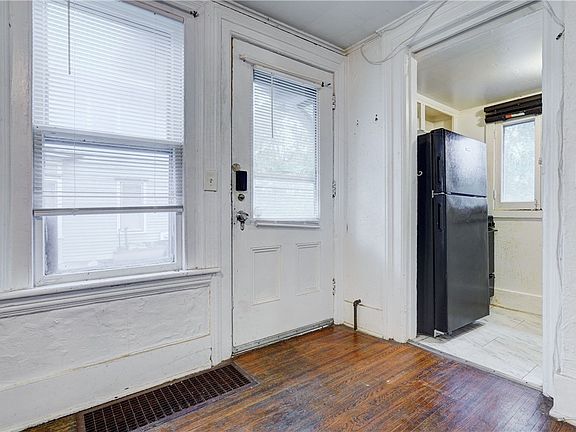 4th image of 8 Rowley St Unit 4