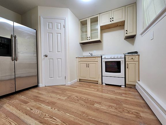 5th image of 137-1900 160th St #1