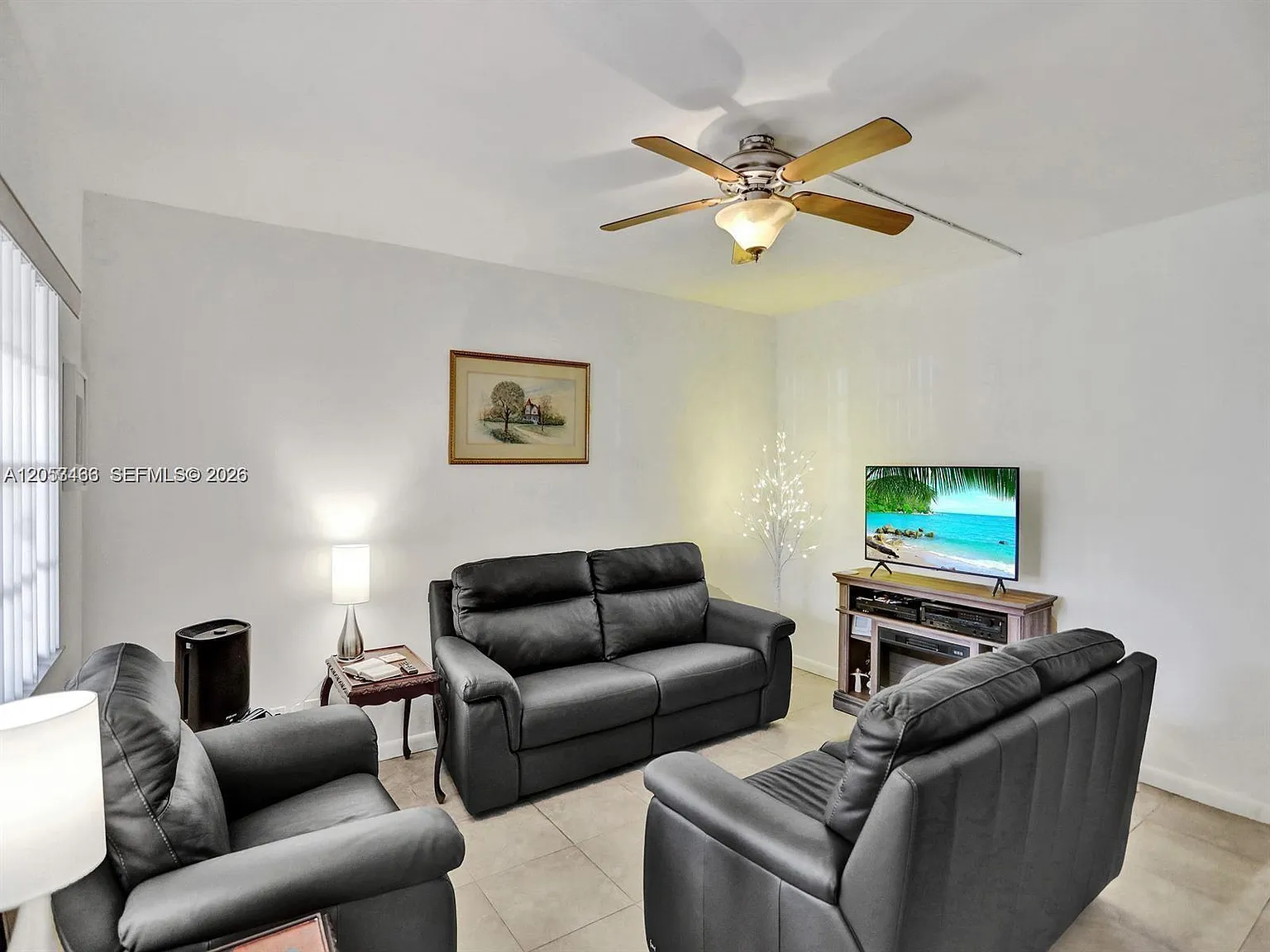 University Manors Condo N — Photo 4
