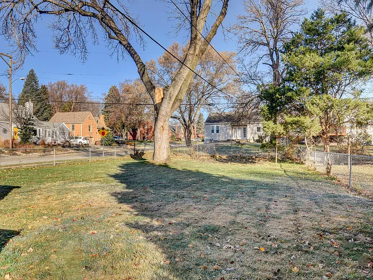 6032 William St — Photo 28