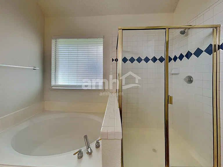 300 Trailwood Dr — Photo 13
