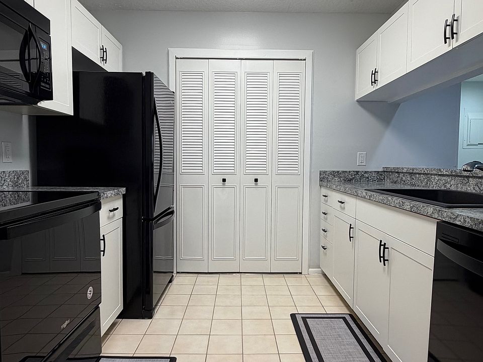 Upgraded kitchen w/ pantry!