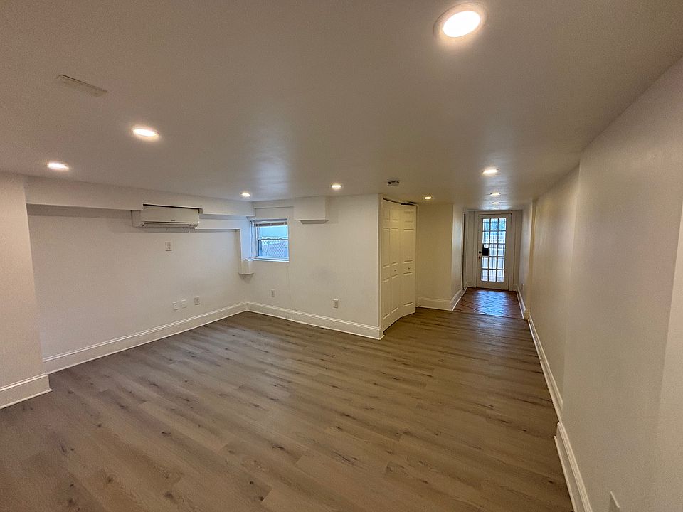 Very Large Bedroom w/closet and attached bathroom.