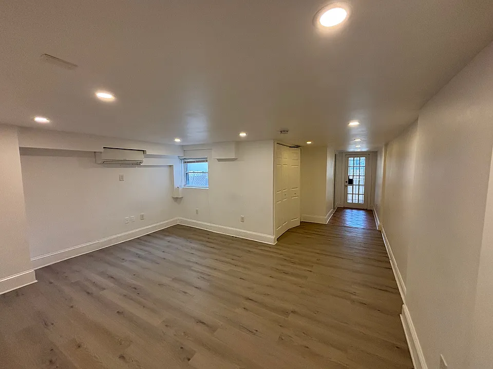 Very Large Bedroom w/closet and attached bathroom.