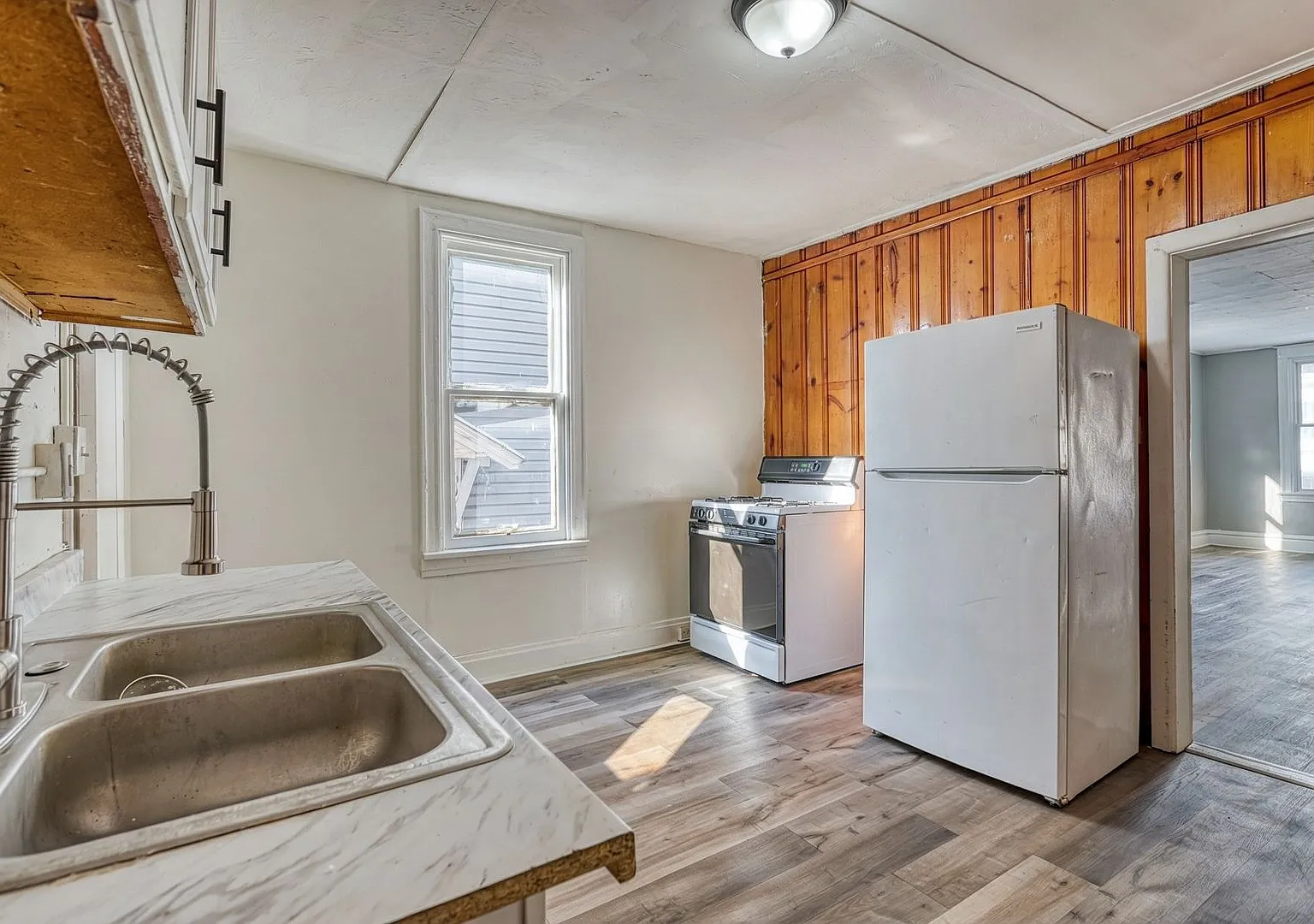 Newly Renovated 4 Bedroom 1 Bathroom Home in Harrisburg — Photo 3