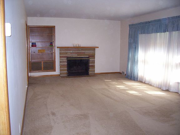 Living room with gas log f/p