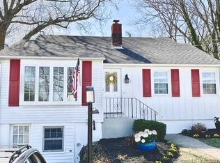 5 Woodland Dr, Groton, CT 06340