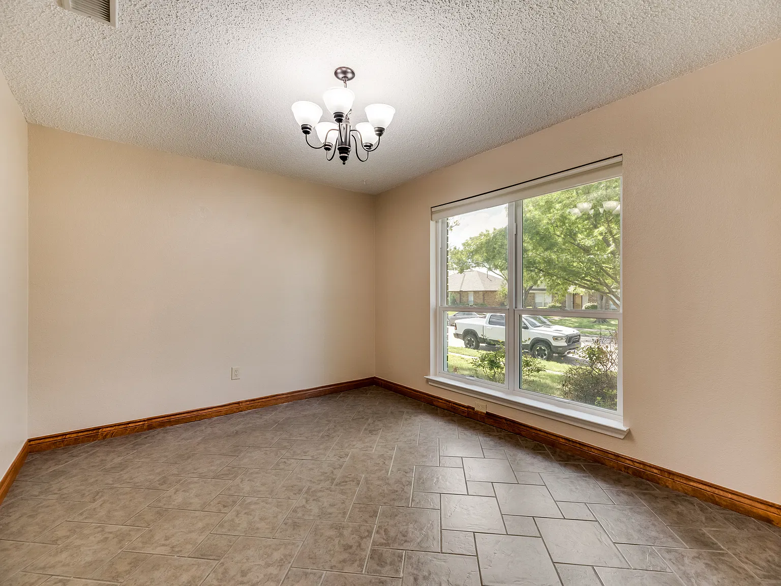 4 bed, 2088 sqft, $2,600 — Photo 3