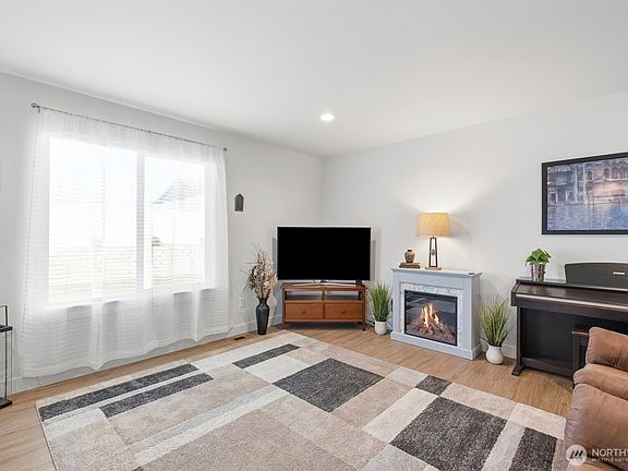 2nd image of 2355 3rd St SE