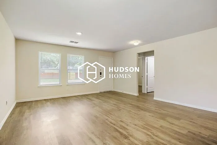 4919 Wellington St — Photo 3