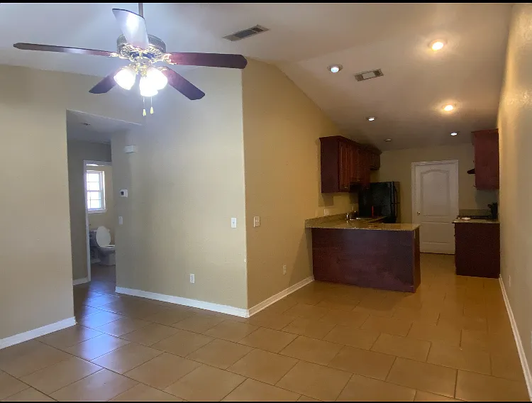2 bed, 1000 sqft, $1,400 — Photo 3