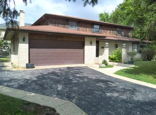 2760 Karen Ln, Glenview, IL 60025