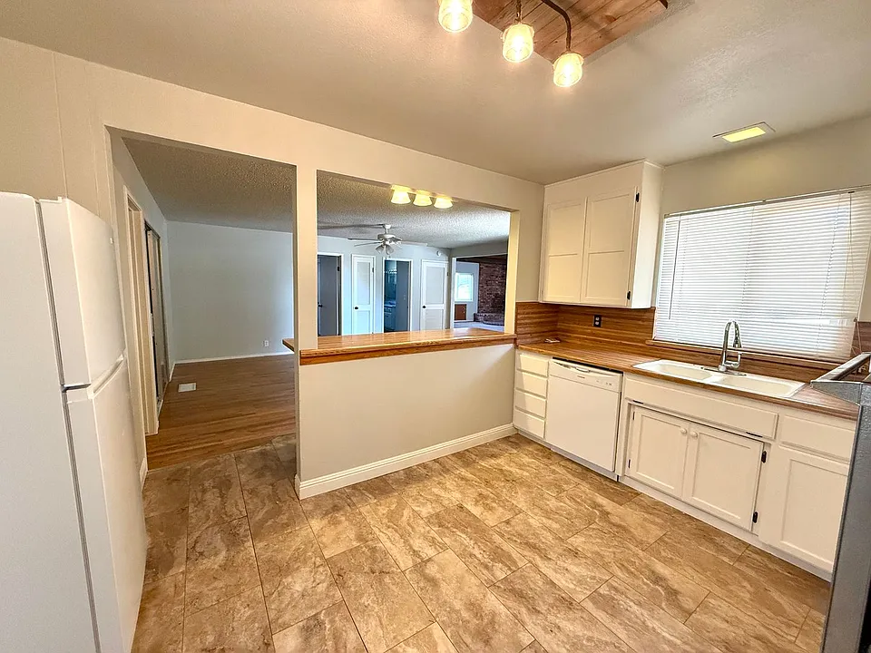 7498 Highway 162